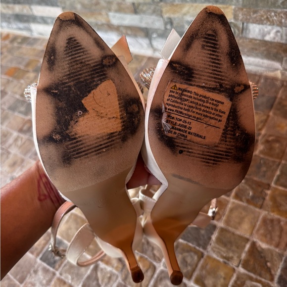 Elegant Cream Bow Heels - Picture 6 of 6